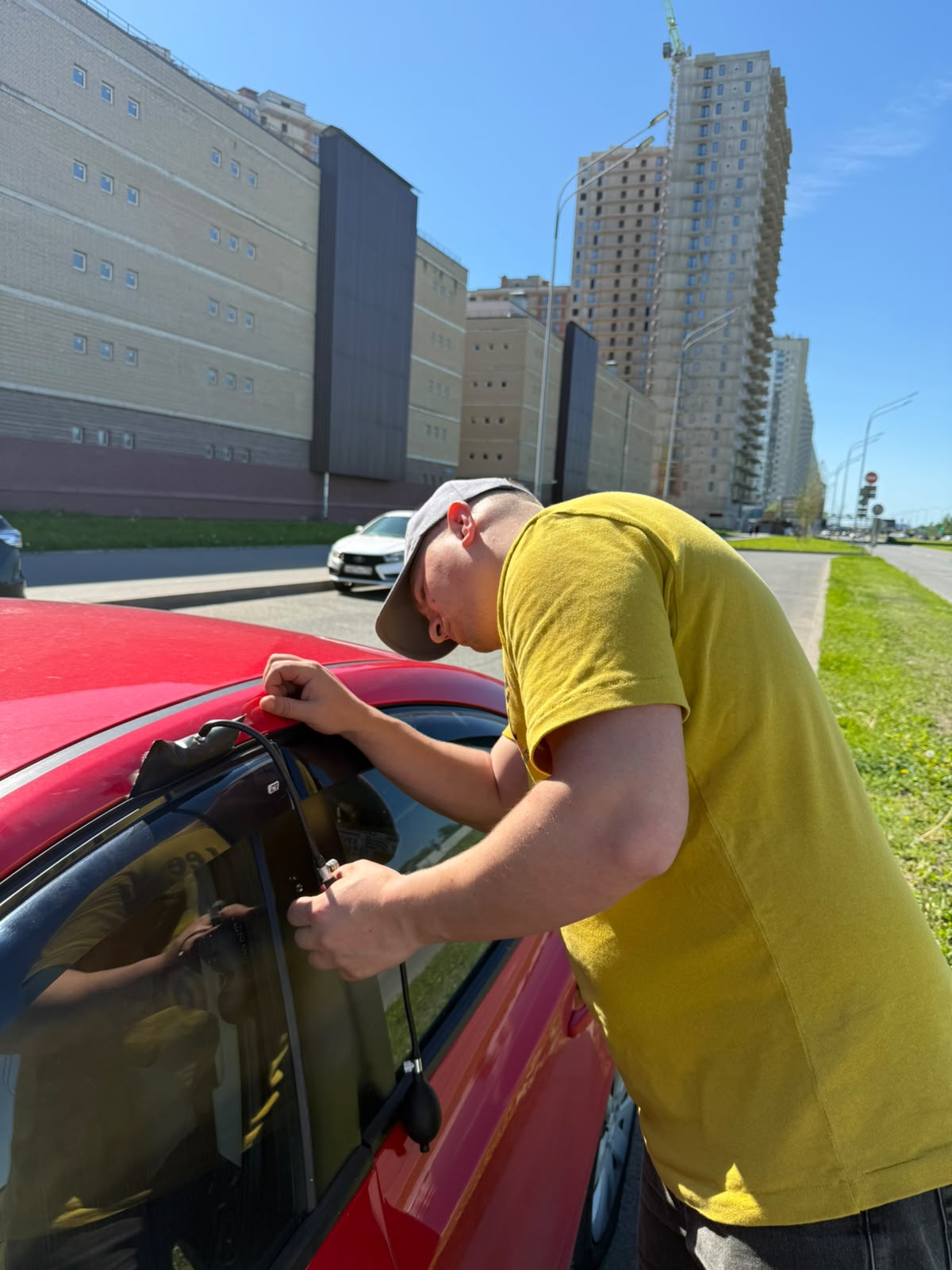 Аварийное вскрытие автомобиля мастером в Коммунаре